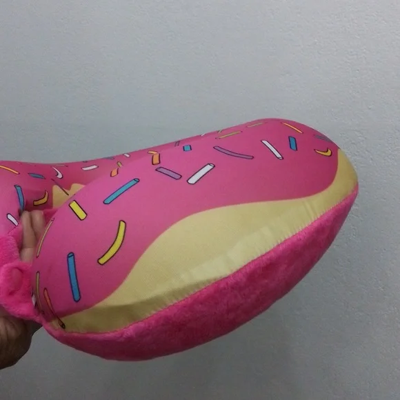 Strawberry sprinkles neck pillow - Picture 2 of 3